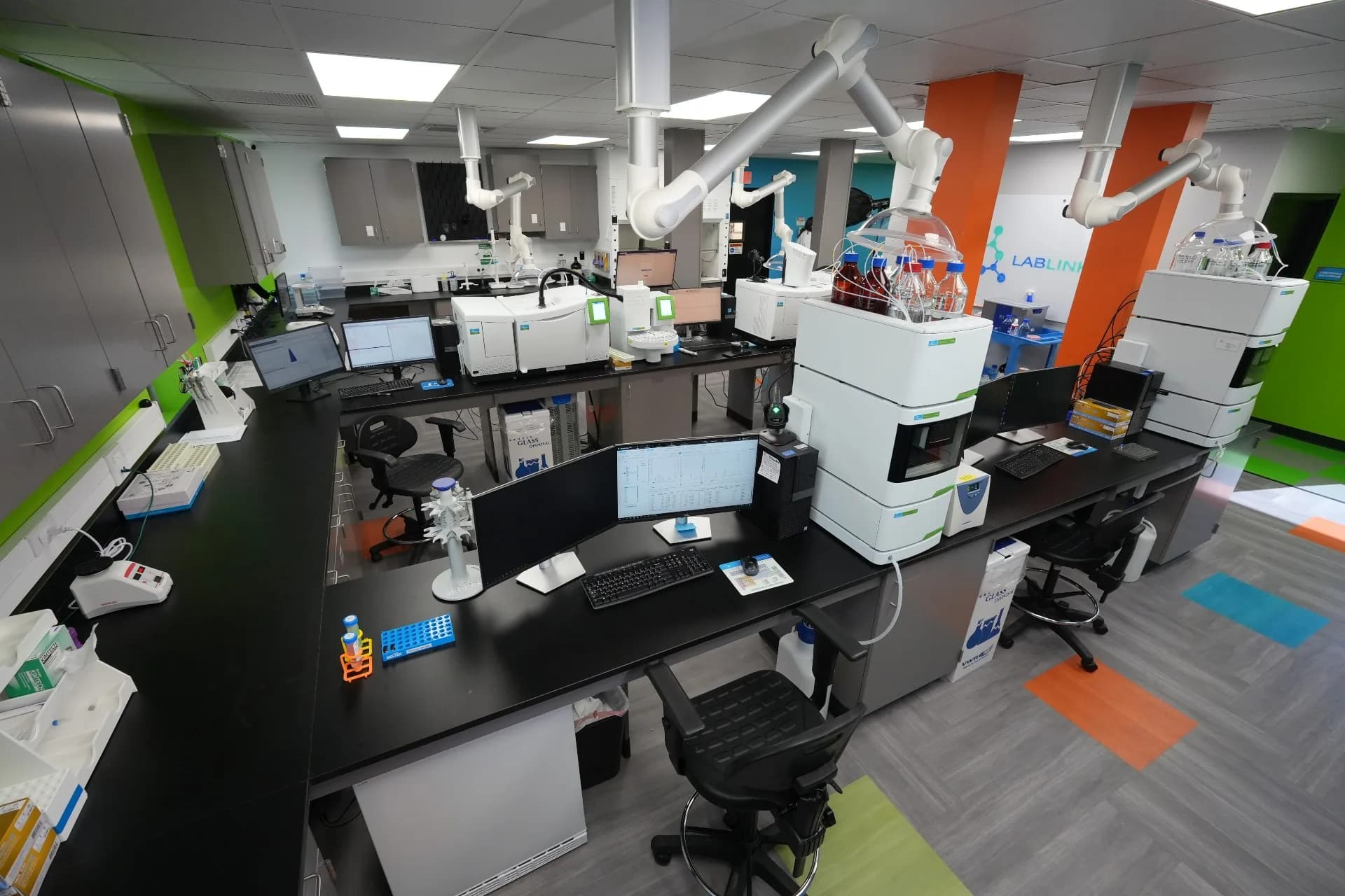 An analyst at the bench in the Lab Link Testing laboratory